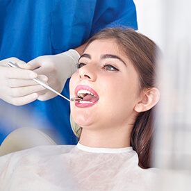 dentist preforming checkup